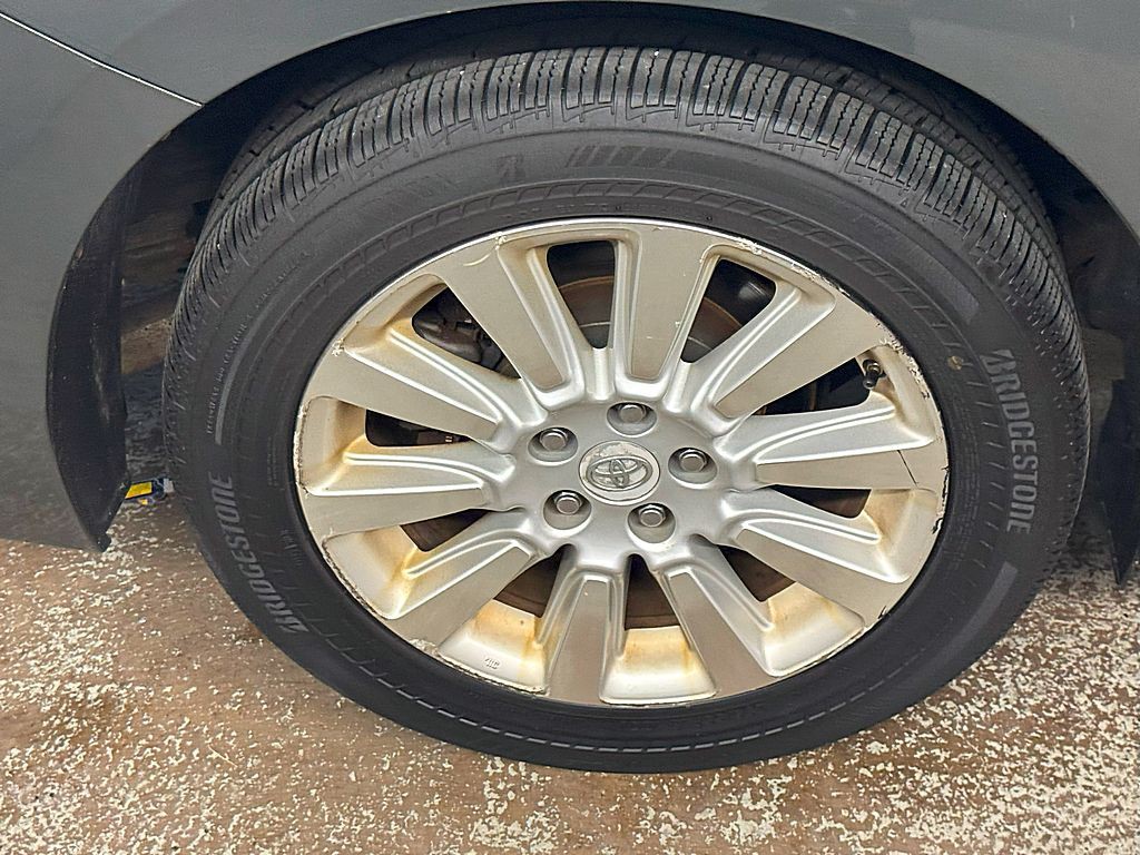 2012 Toyota Sienna Image 24