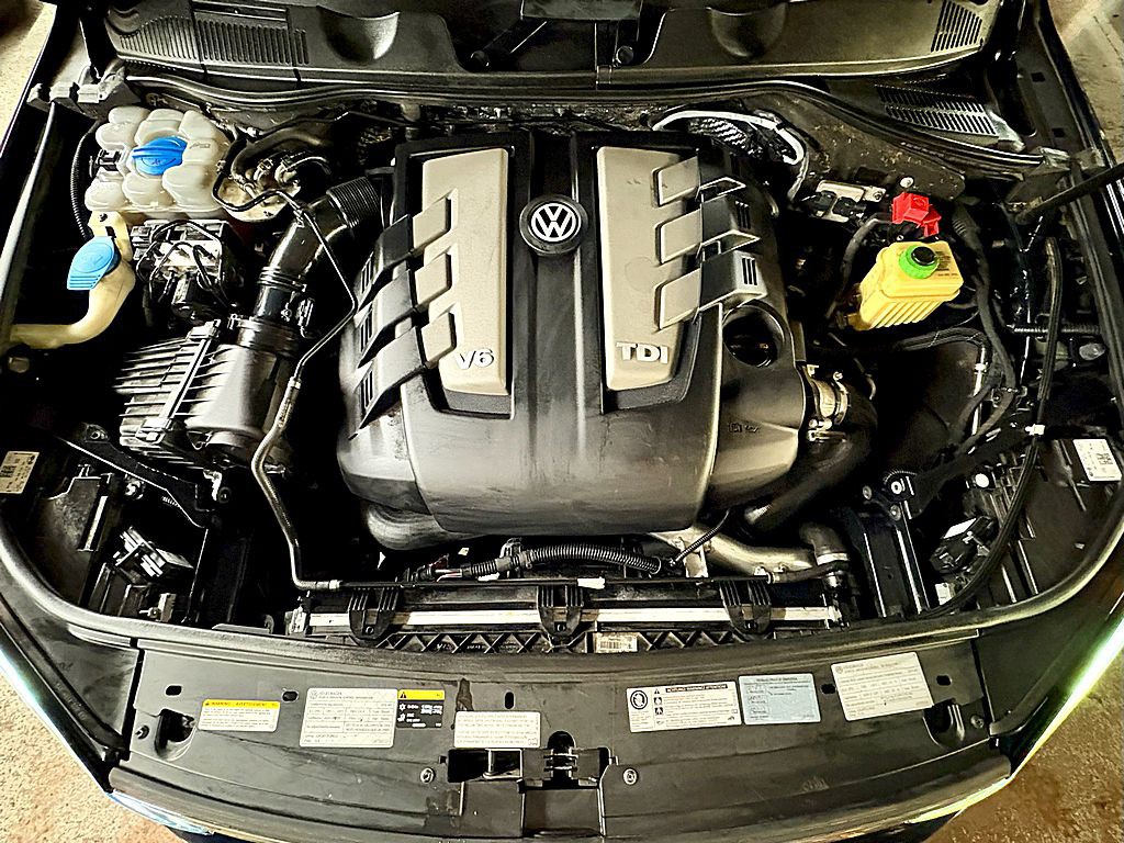 2016 Volkswagen Touareg Image 2