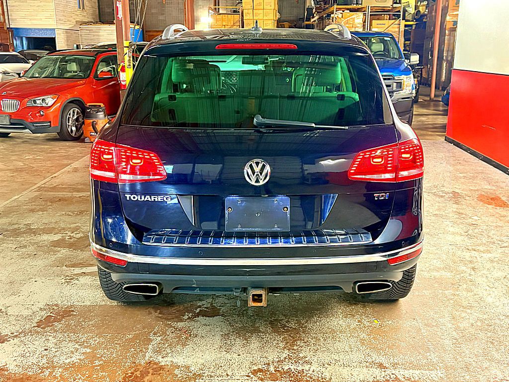 2016 Volkswagen Touareg Image 6