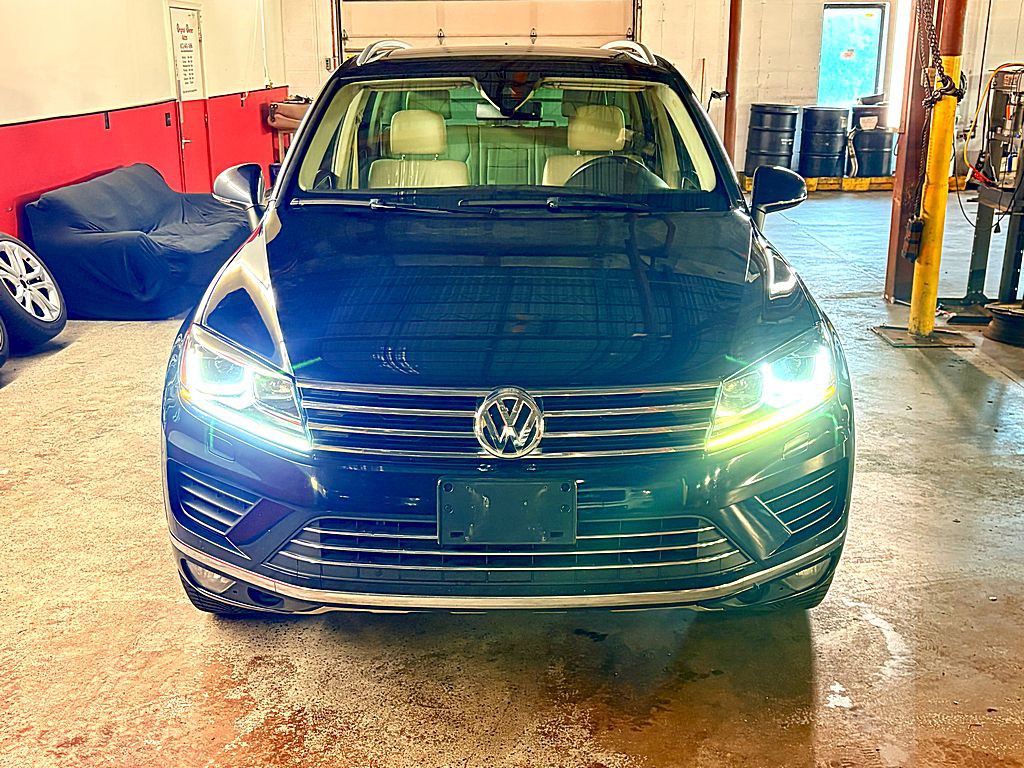2016 Volkswagen Touareg Image 9