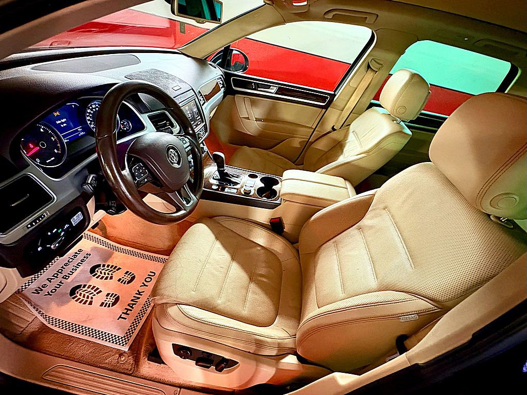 2016 Volkswagen Touareg Image 10
