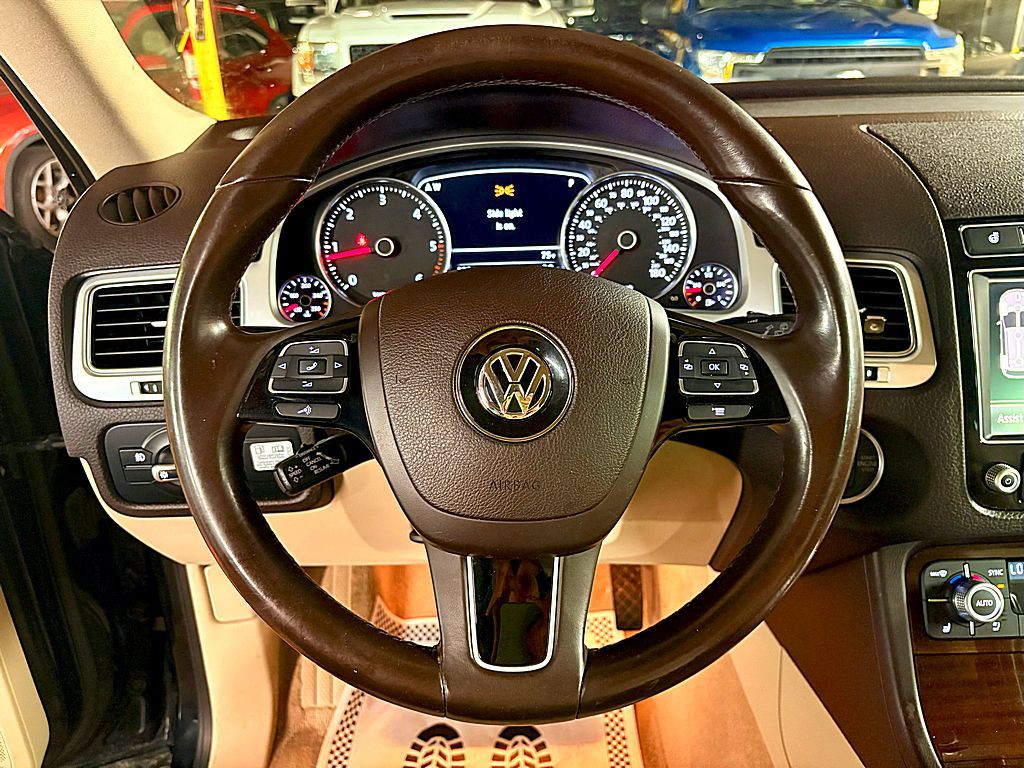 2016 Volkswagen Touareg Image 13