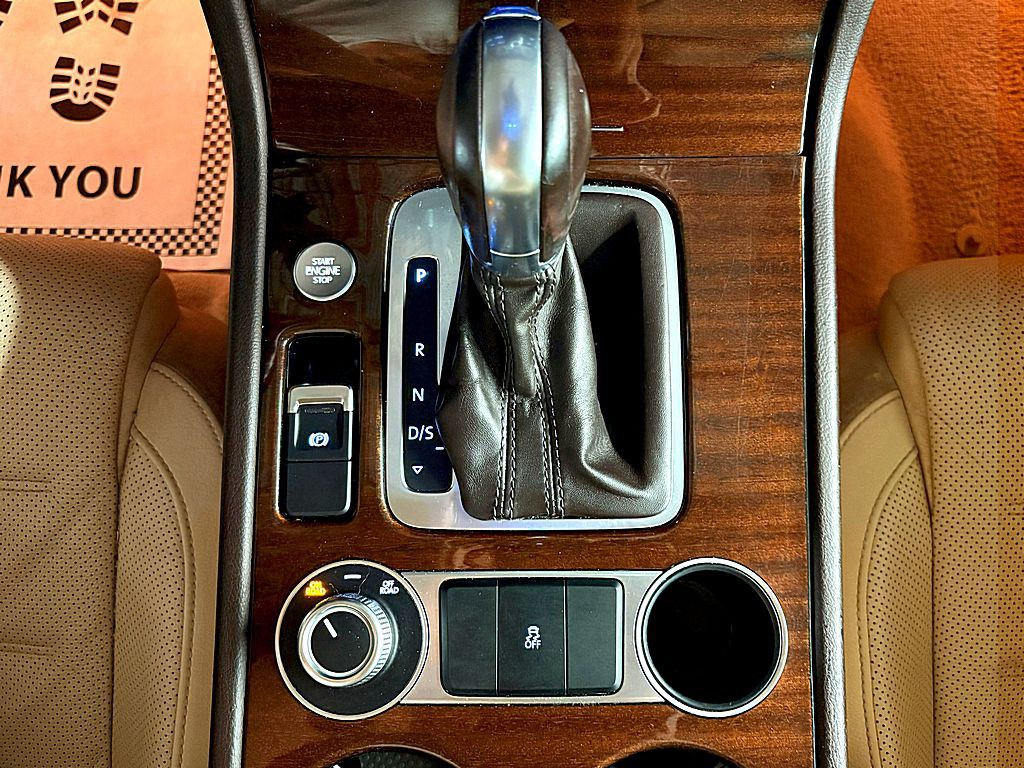 2016 Volkswagen Touareg Image 16