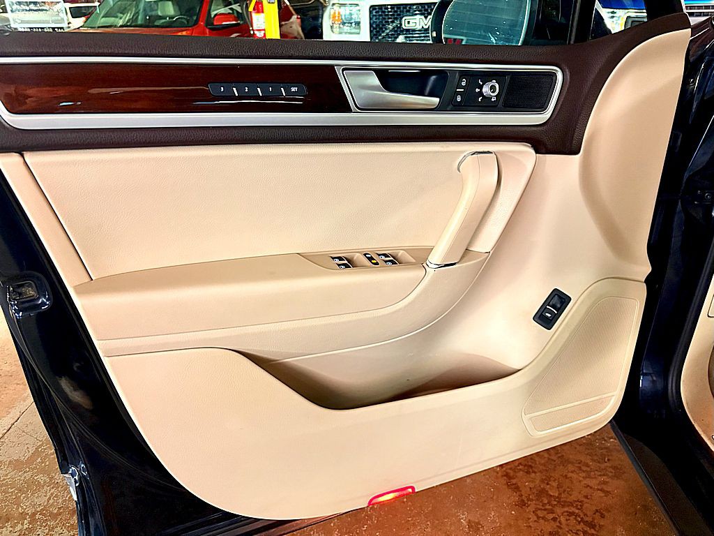 2016 Volkswagen Touareg Image 20