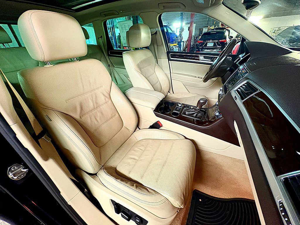 2016 Volkswagen Touareg Image 27
