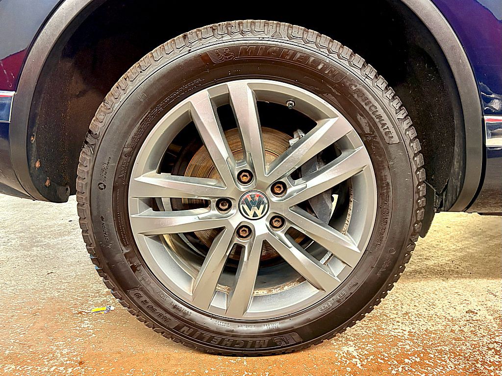 2016 Volkswagen Touareg Image 28