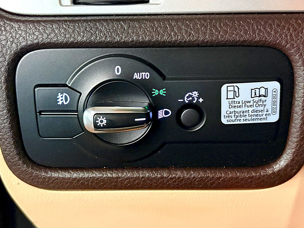 2016 Volkswagen Touareg Image 32
