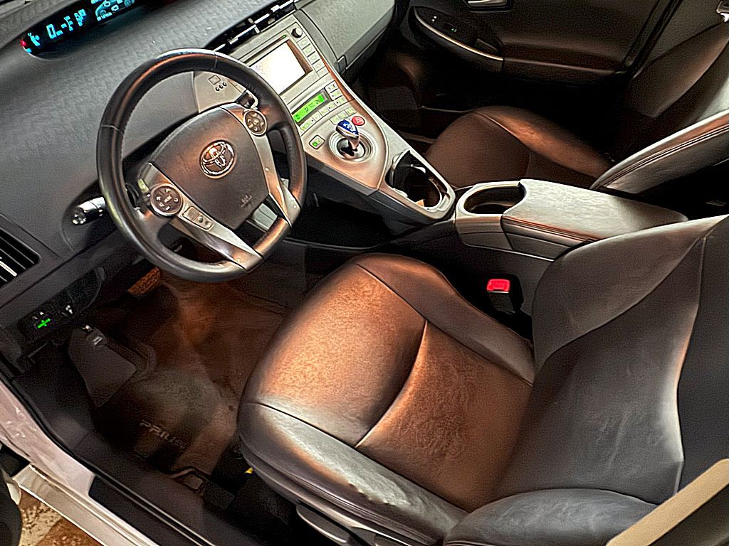 2013 Toyota Prius Image 10