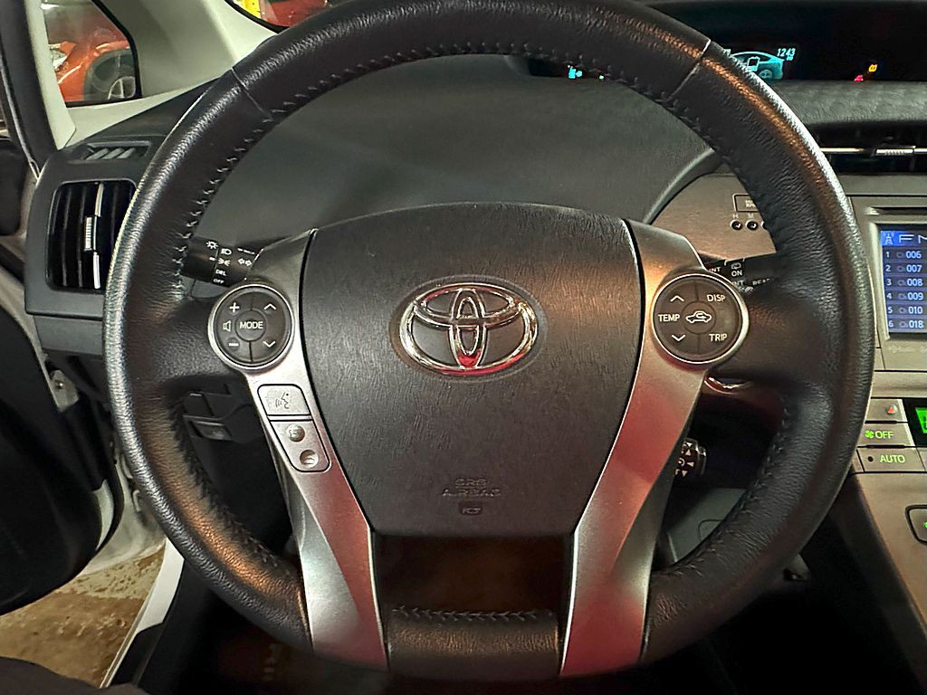 2013 Toyota Prius Image 12