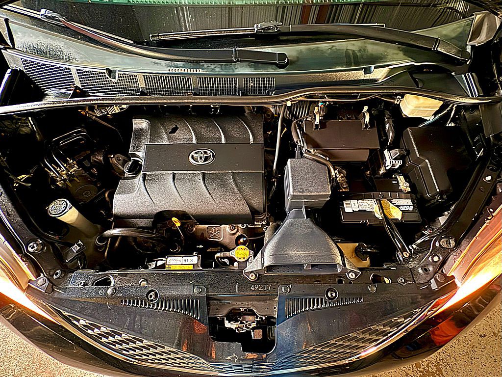 2011 Toyota Sienna Image 2