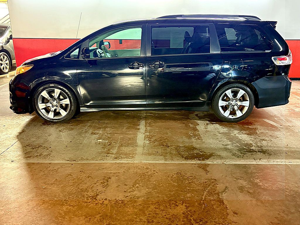 2011 Toyota Sienna Image 4