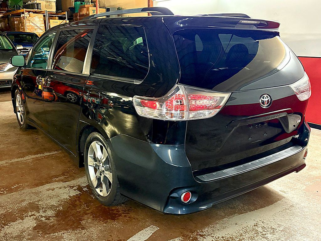 2011 Toyota Sienna Image 5