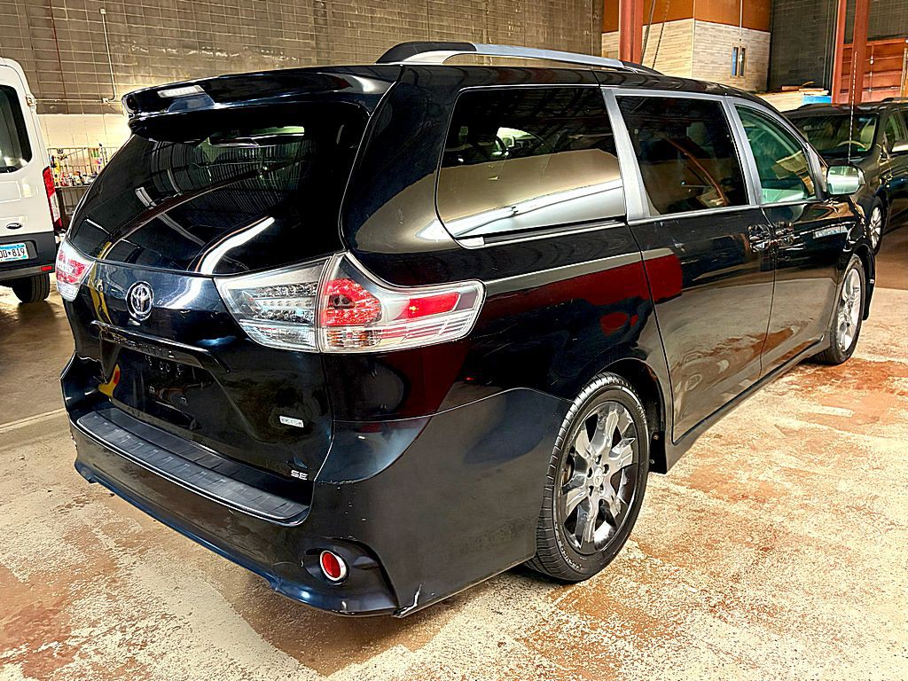 2011 Toyota Sienna Image 7