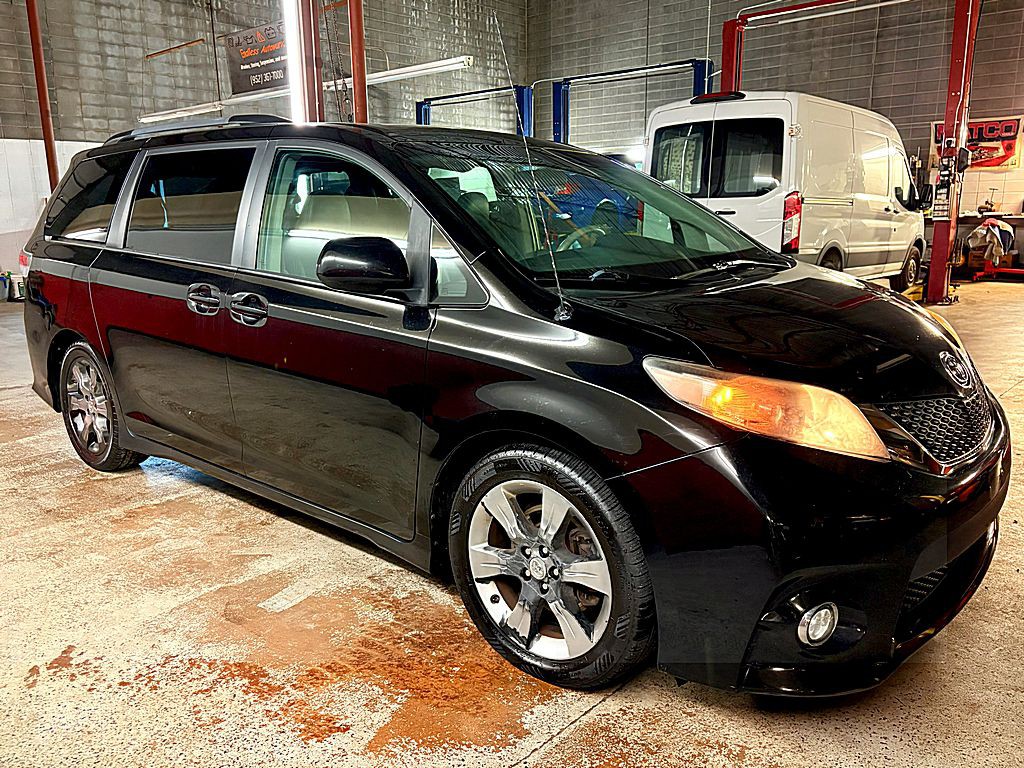 2011 Toyota Sienna Image 8