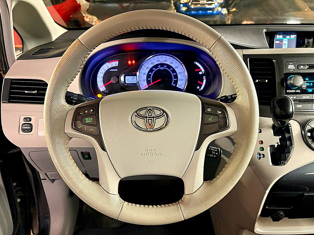 2011 Toyota Sienna Image 11