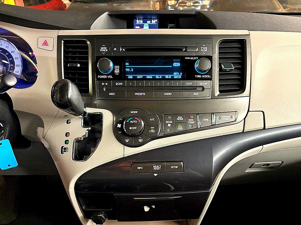 2011 Toyota Sienna Image 13