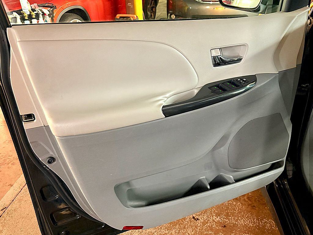 2011 Toyota Sienna Image 17