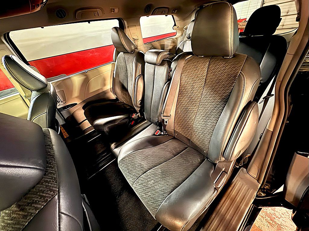 2011 Toyota Sienna Image 21