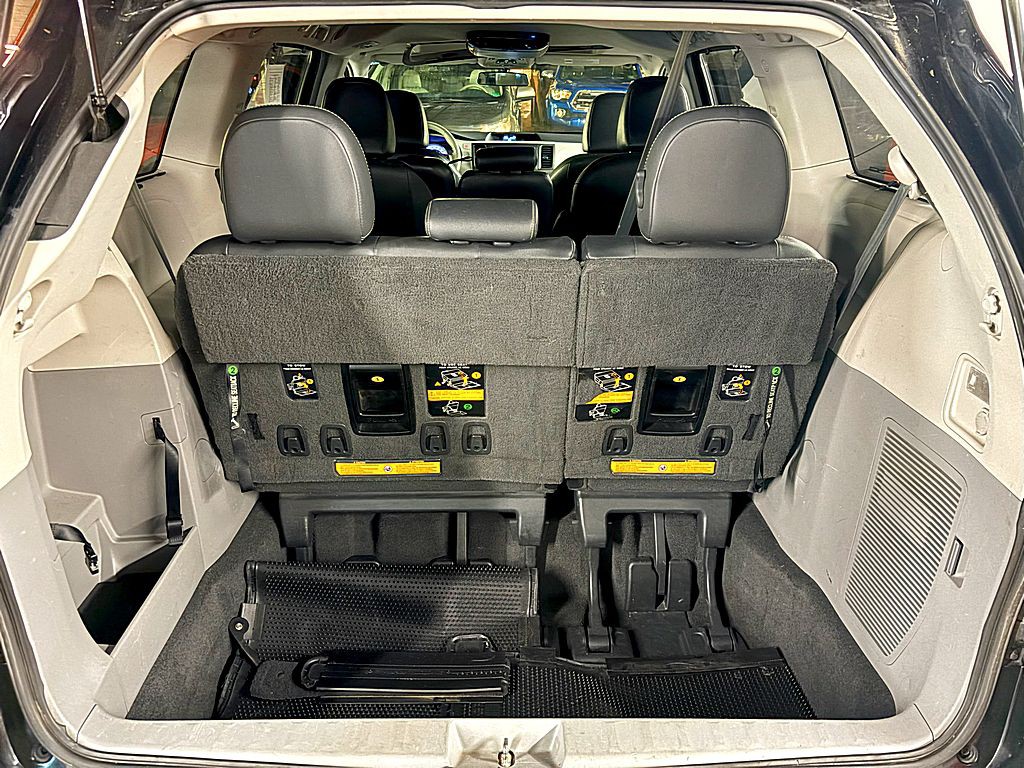 2011 Toyota Sienna Image 23
