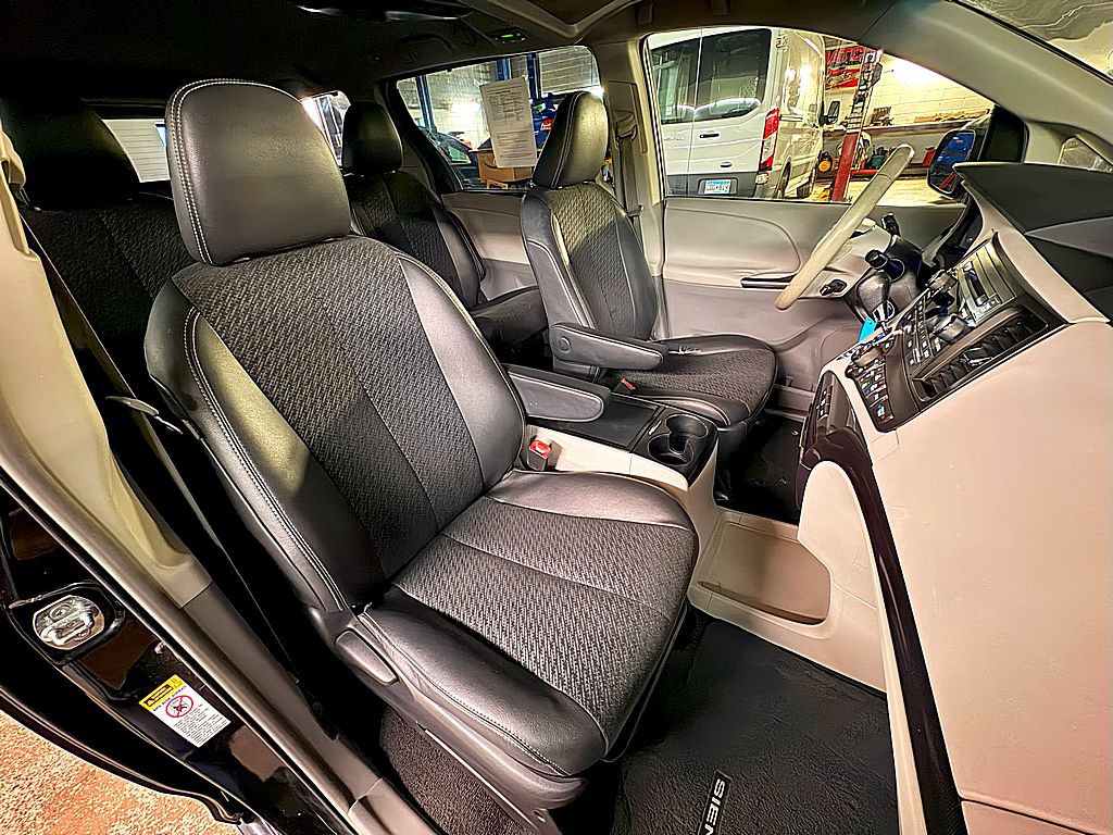 2011 Toyota Sienna Image 27