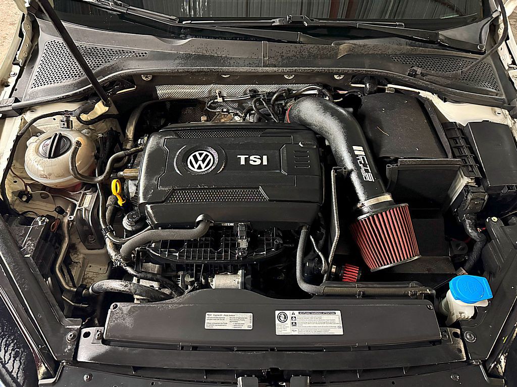 2017 Volkswagen GTI Image 2
