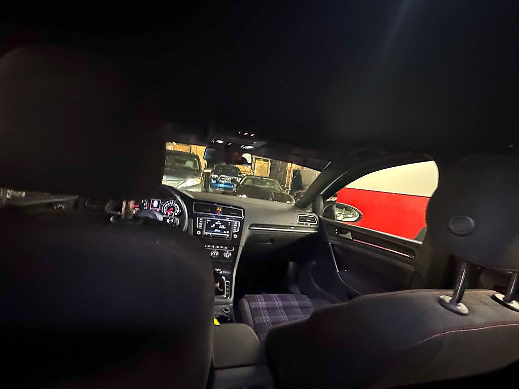 2017 Volkswagen GTI Image 18