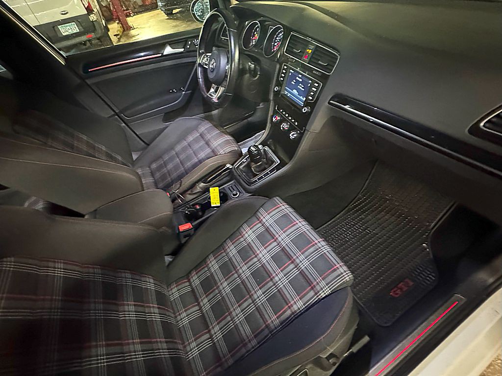 2017 Volkswagen GTI Image 22