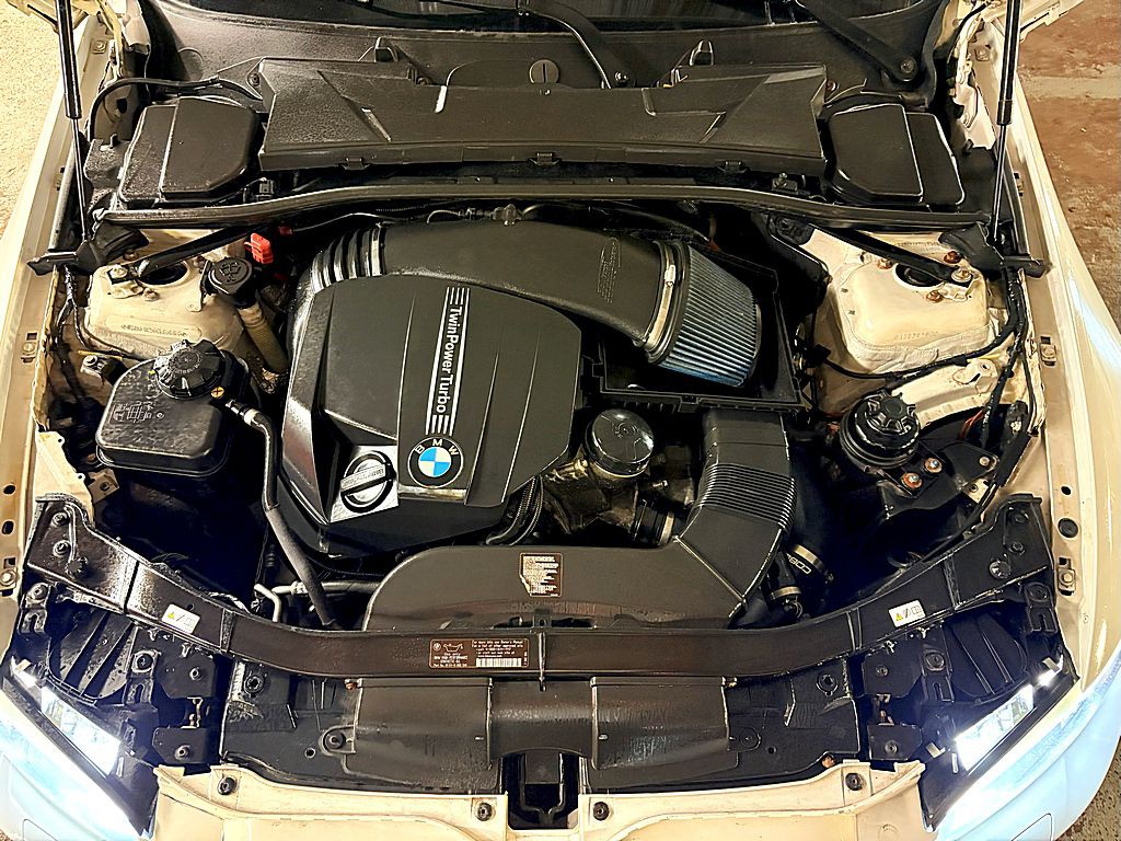 2012 BMW 3 Series Image 2