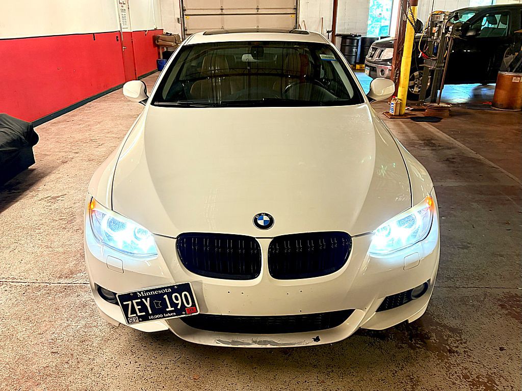 2012 BMW 3 Series Image 9