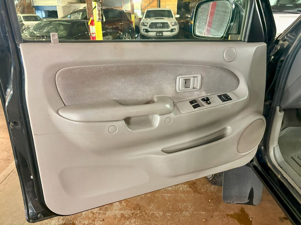 2004 Toyota Tacoma Image 17