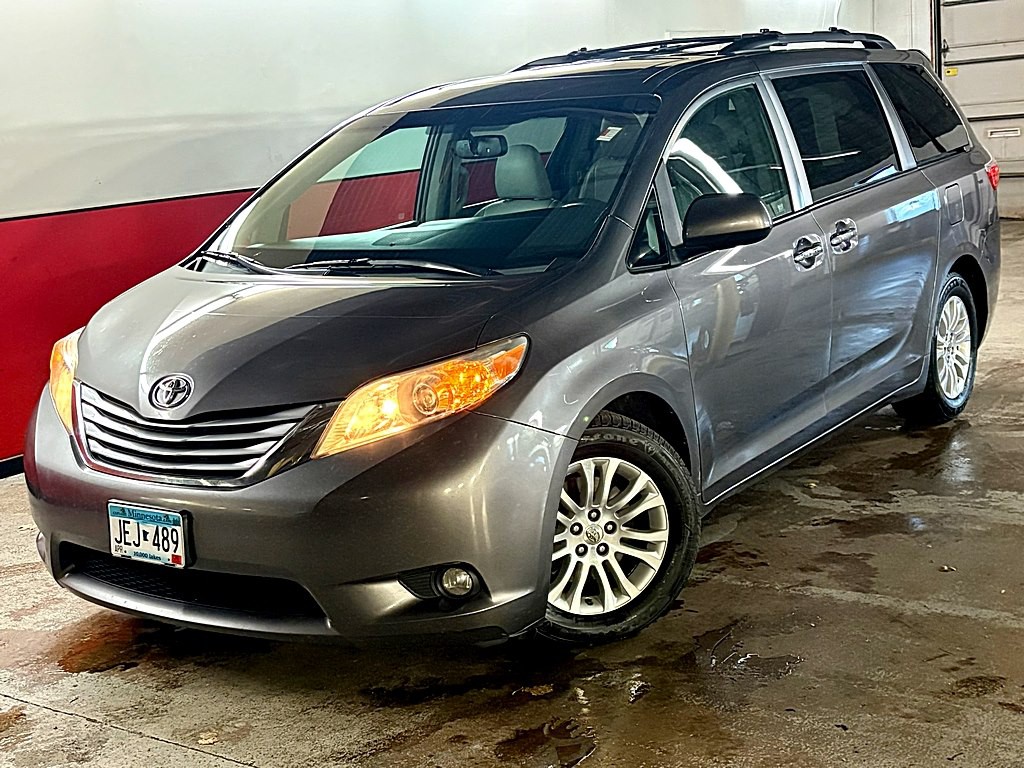 2015 Toyota Sienna Image 1