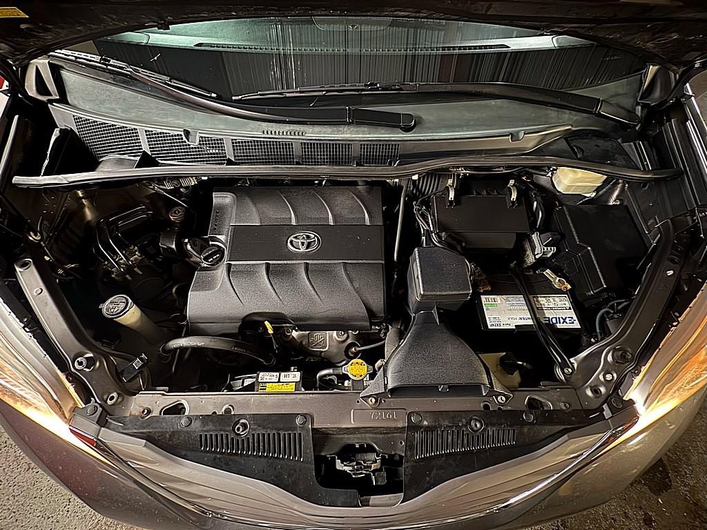 2015 Toyota Sienna Image 2