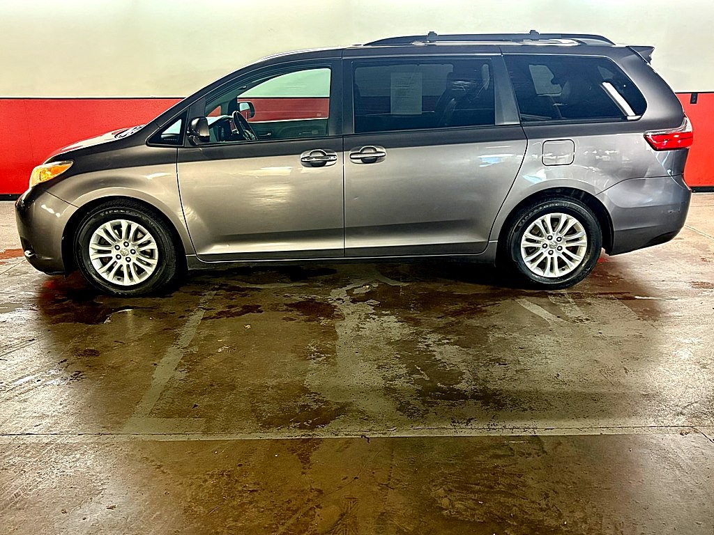 2015 Toyota Sienna Image 4