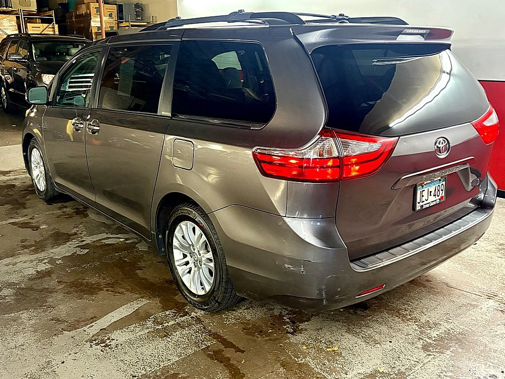 2015 Toyota Sienna Image 5