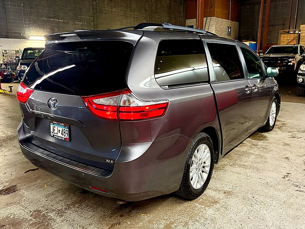 2015 Toyota Sienna Image 7