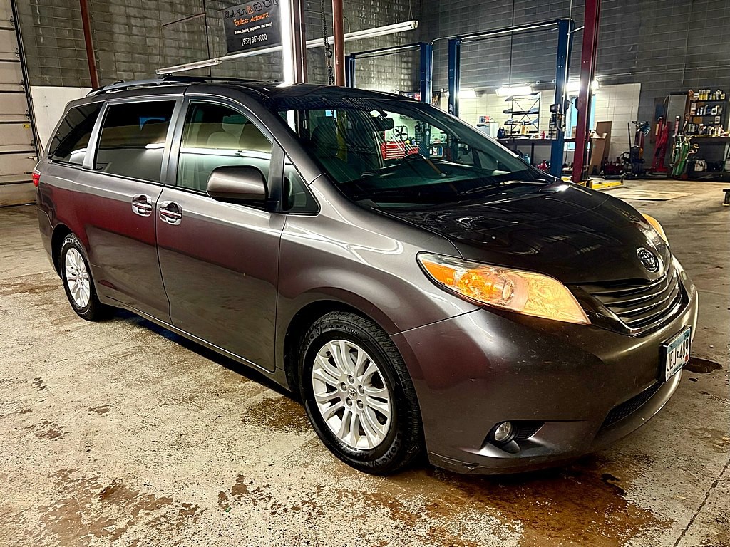2015 Toyota Sienna Image 8