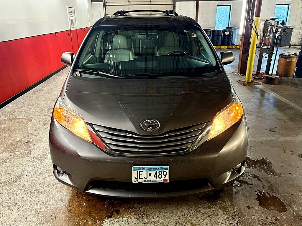 2015 Toyota Sienna Image 9