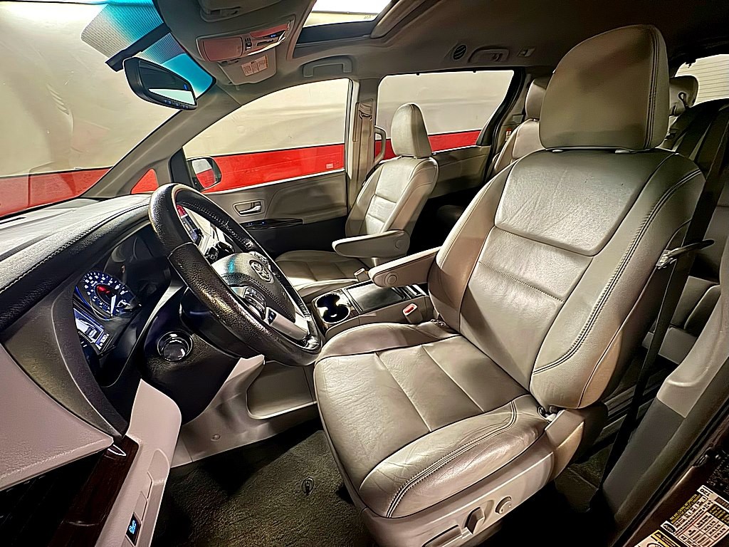 2015 Toyota Sienna Image 10