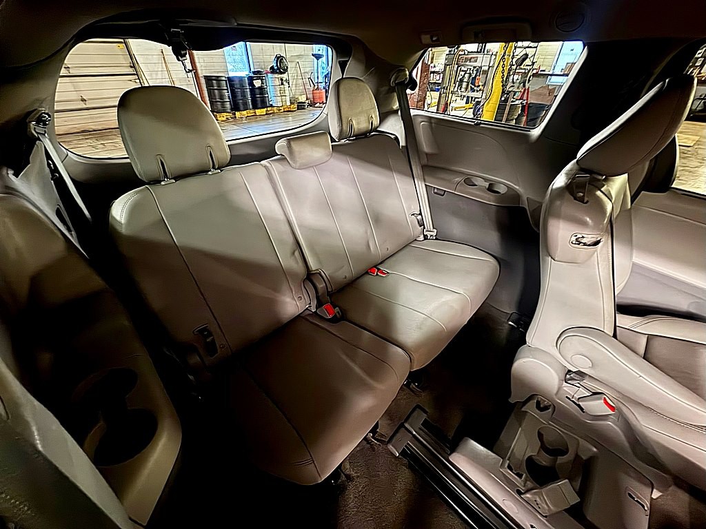 2015 Toyota Sienna Image 16