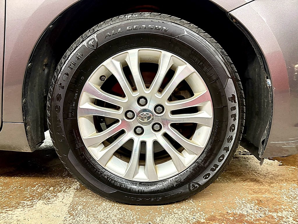 2015 Toyota Sienna Image 17