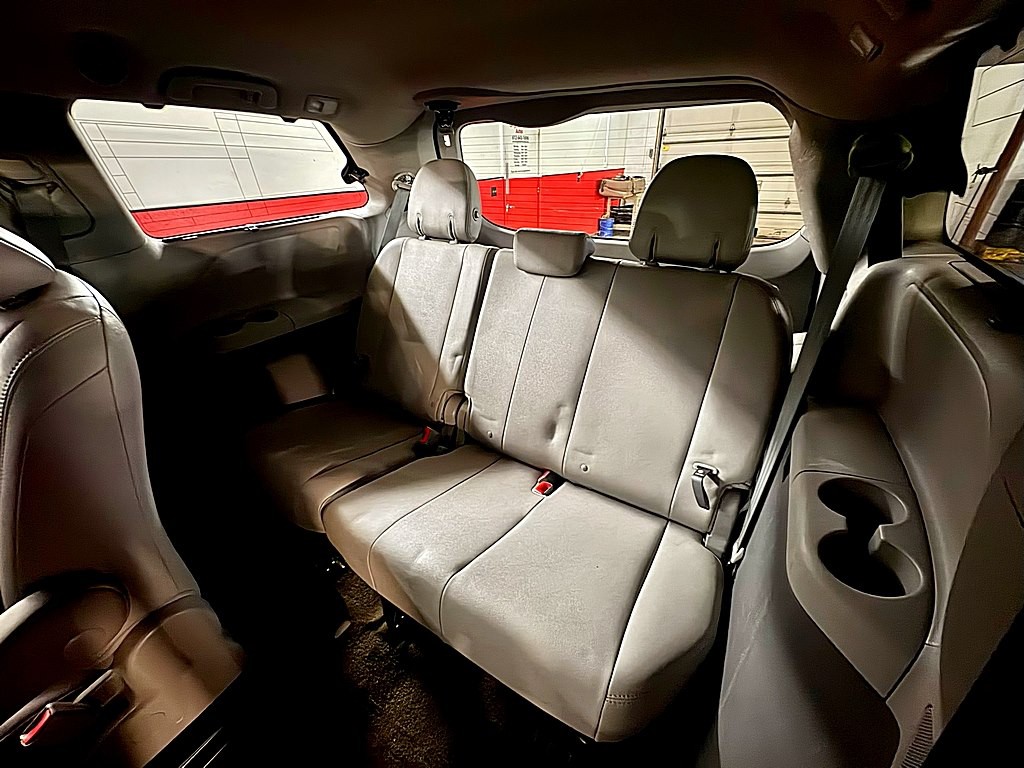 2015 Toyota Sienna Image 18