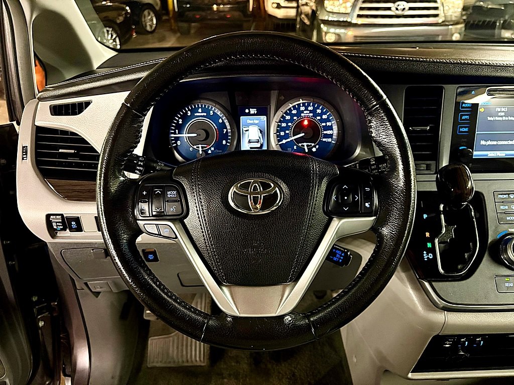 2015 Toyota Sienna Image 19