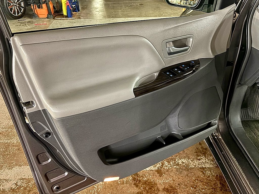 2015 Toyota Sienna Image 21