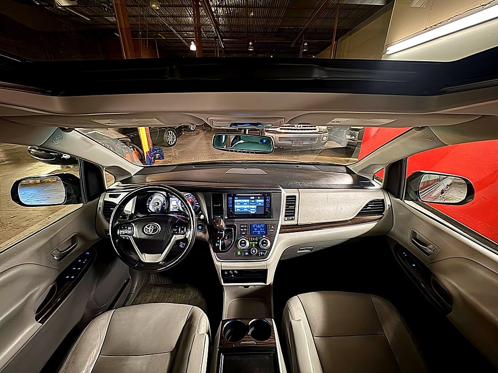 2015 Toyota Sienna Image 22