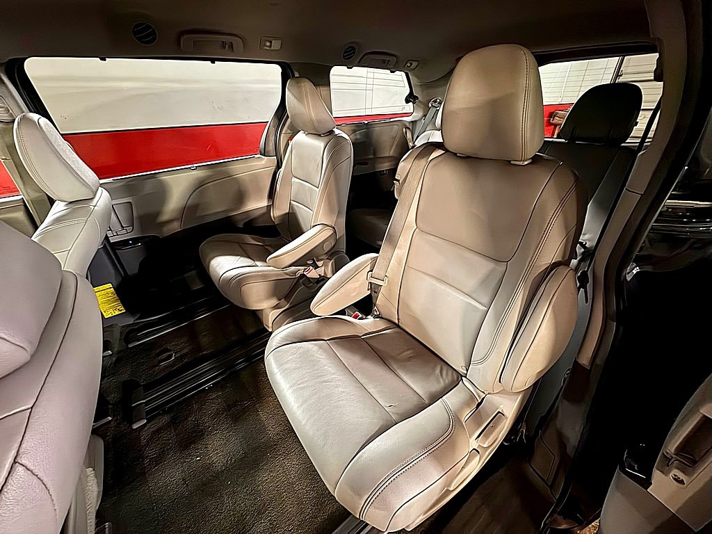 2015 Toyota Sienna Image 23