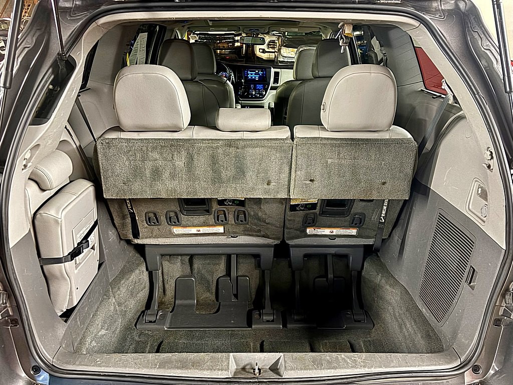 2015 Toyota Sienna Image 24