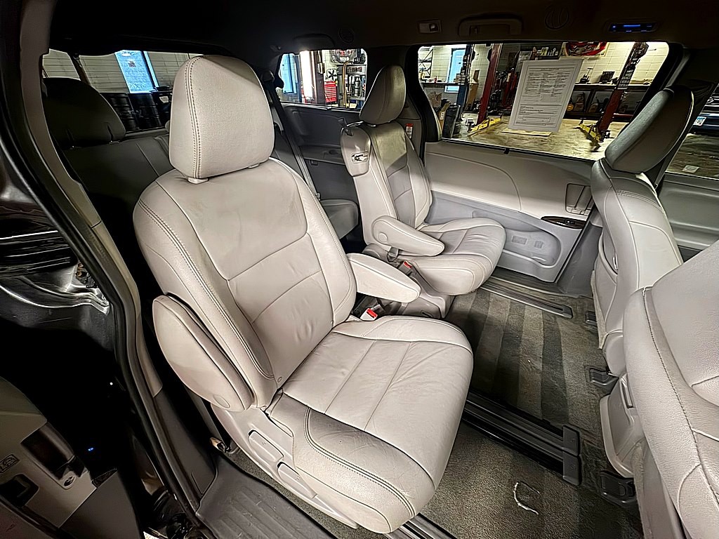 2015 Toyota Sienna Image 26