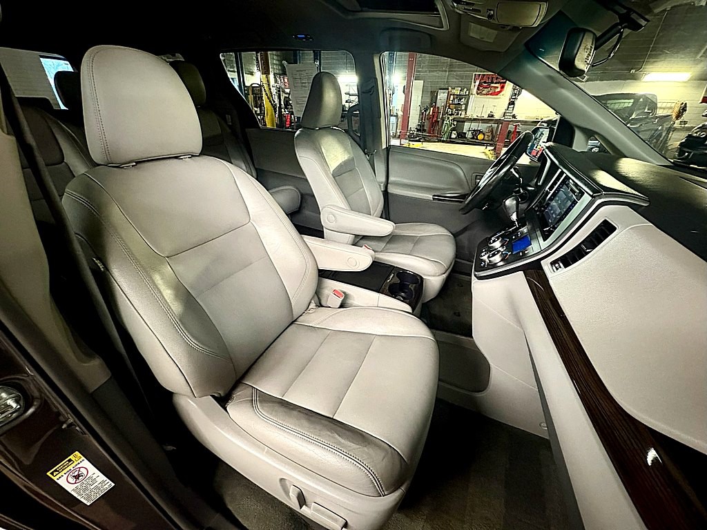 2015 Toyota Sienna Image 27