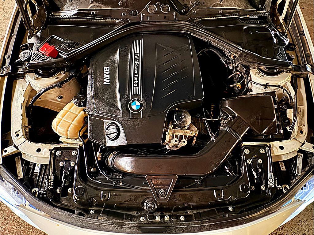 2013 BMW 3 Series Image 2