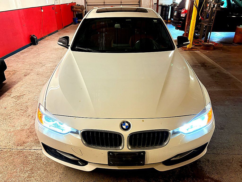 2013 BMW 3 Series Image 9